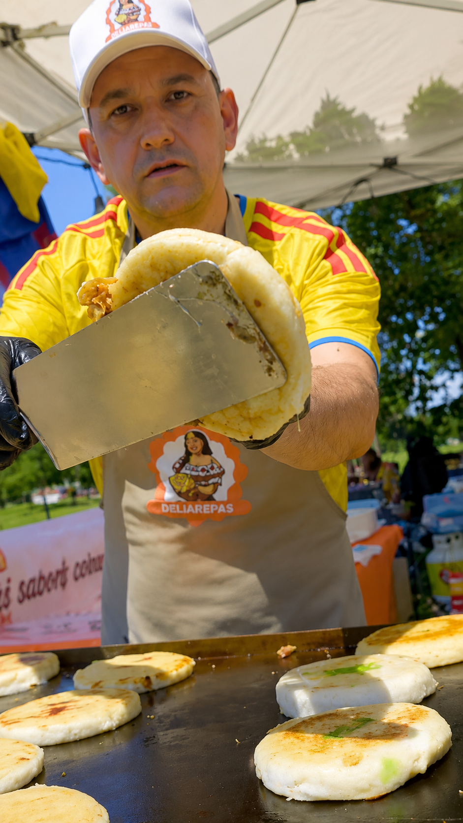 Arepa servida en un evento