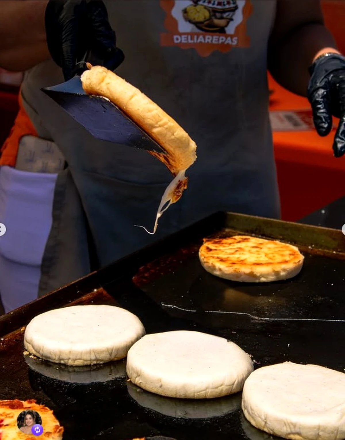 Arepas cocinándose
